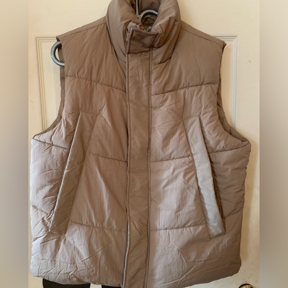 New w/tags sz L puffer vest
